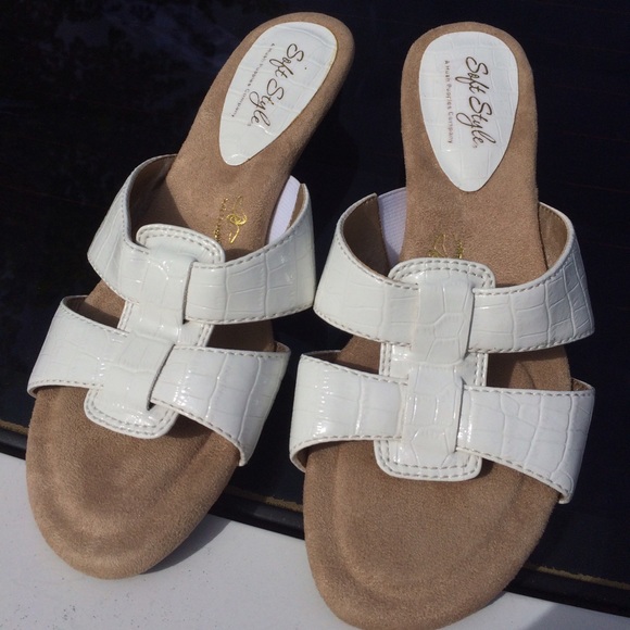 White Sandals Soft Style, size 7W