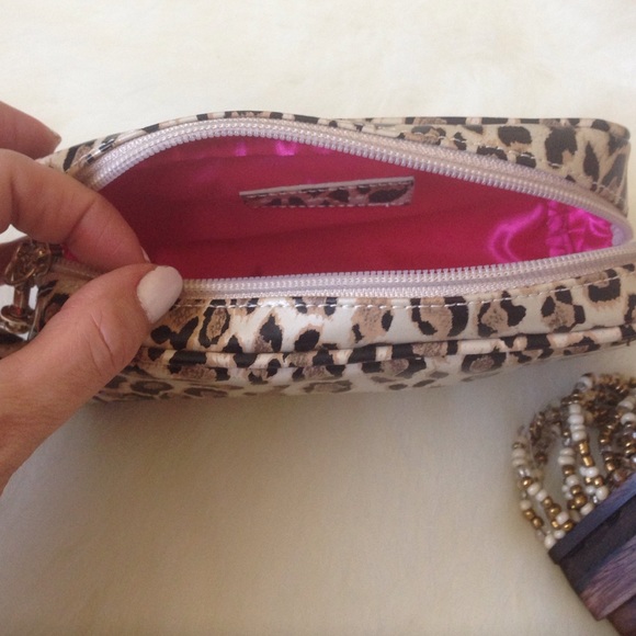 Cheetah print pouch with strap - Picture 2 of 2