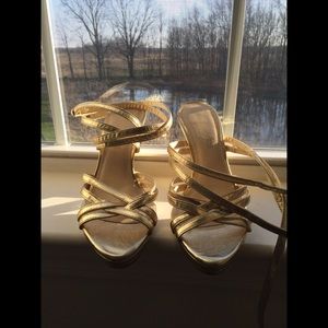 Elegant gold metallic heals