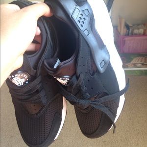 Nike air huaraches black and white