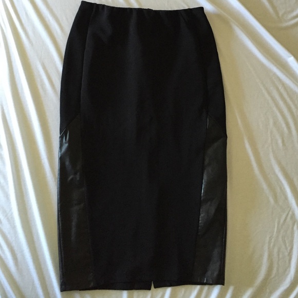 Lightly ribbed pencil skirt w/ faux leather detail