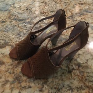 Like new Seychelles stacked heel sandals