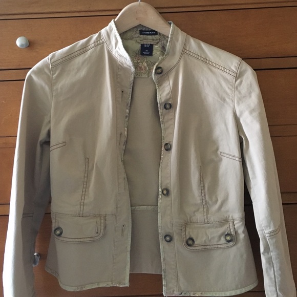 Super Cute Blazer With Pretty Detailing - Picture 5 of 5