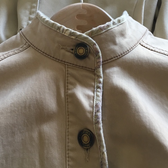 Super Cute Blazer With Pretty Detailing - Picture 3 of 5