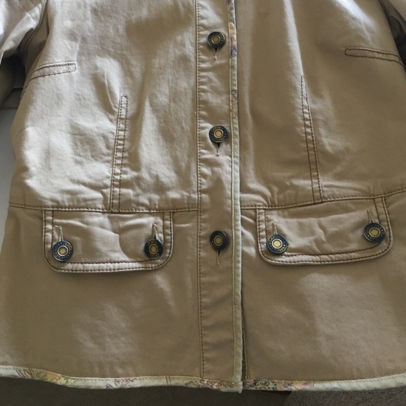 Super Cute Blazer With Pretty Detailing - Picture 4 of 5