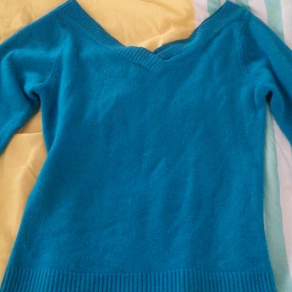 Cozy aquamarine Vneck sweater.