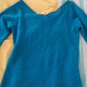 Cozy aquamarine Vneck sweater.