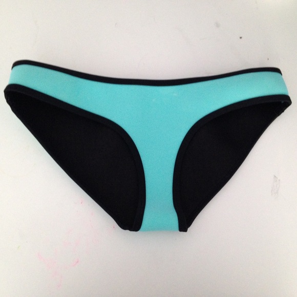 Chloe triangl bottom size-large