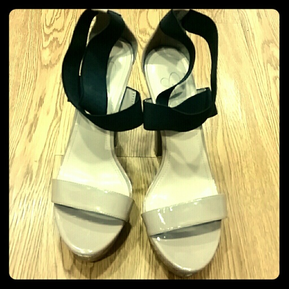 Jessica Simpson - Black and nude platform pump