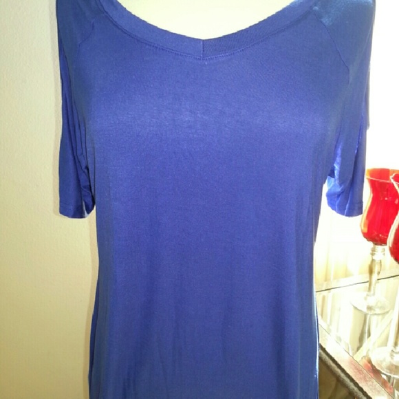 cold shoulder top..shark bite bottom. very cute - Picture 2 of 4