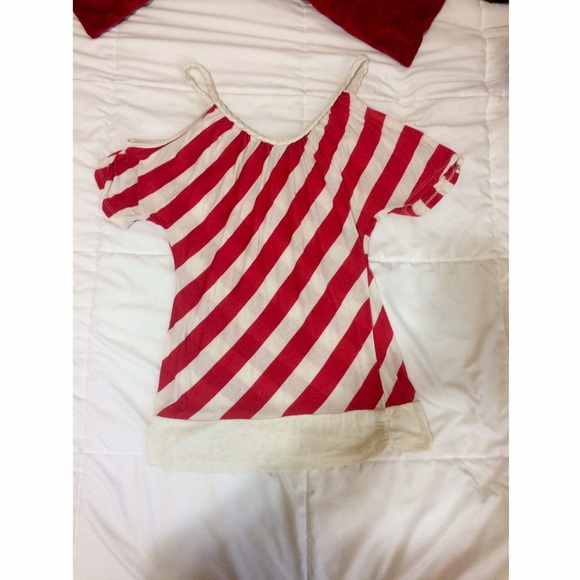 Peekaboo shoulder shirt