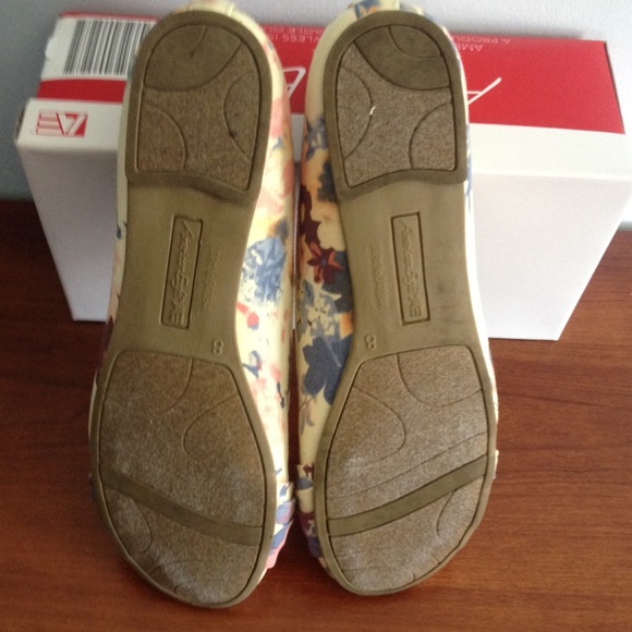 AE Floral Flats - Picture 3 of 3