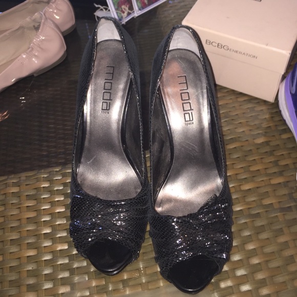Moda black pumps