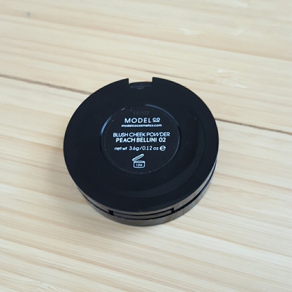 Model Co Blush - Picture 3 of 3