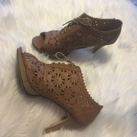 Lace pattern brown heel!