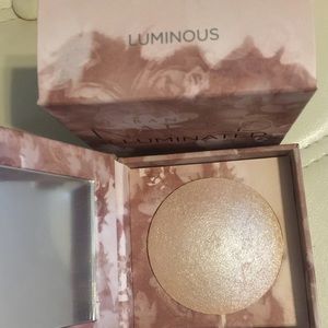 UD shimmering face and body powder