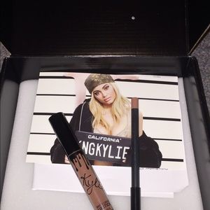 Kyliecosmetics lipstick and lip liner !