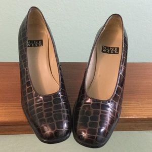 Gorgeous Nine West shiny crocodile pattern pumps