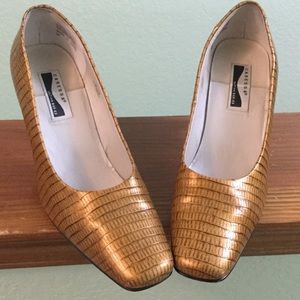 Gold-brown pumps, lizard pattern. Like new. 9.5M