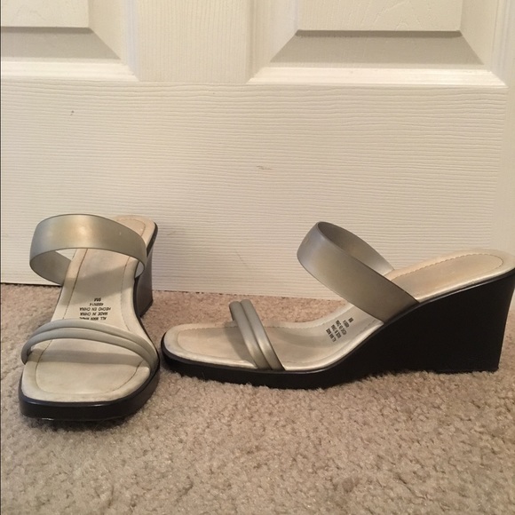 Naturalize silver and black wedge sandle