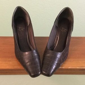 Brown crocodile Life Stride pumps, 10M