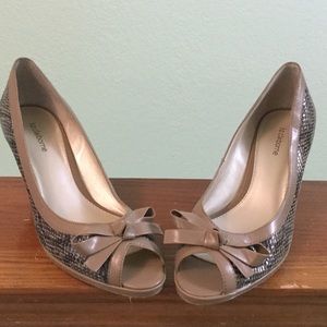 Liz Claiborne tan snakeskin peep-toe pumps, 9.5M