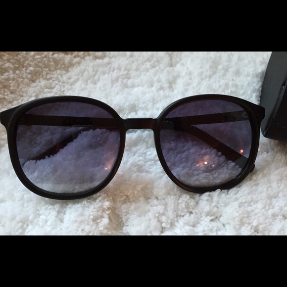 ❌SOLD❌. 💋WILDFOX POPFOX SUNGLASSES💋 - Picture 3 of 3