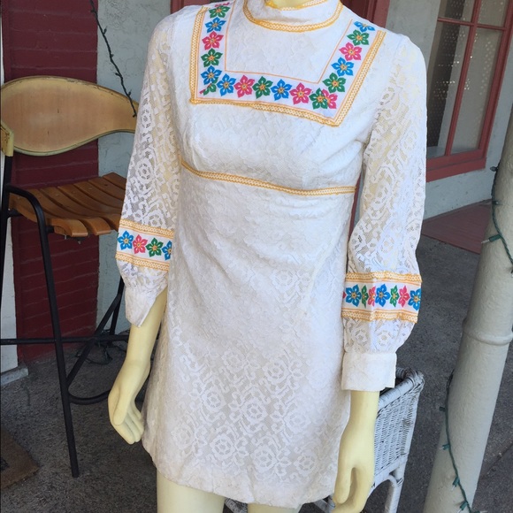 Vintage lace dress embroidered flowers detail - Picture 2 of 4