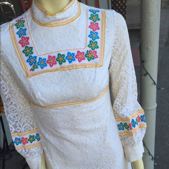 Vintage lace dress embroidered flowers detail - Picture 3 of 4