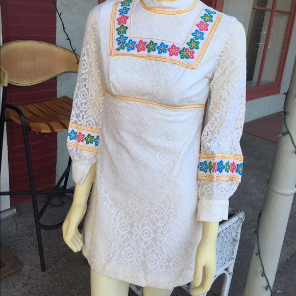 Vintage lace dress embroidered flowers detail - Picture 4 of 4