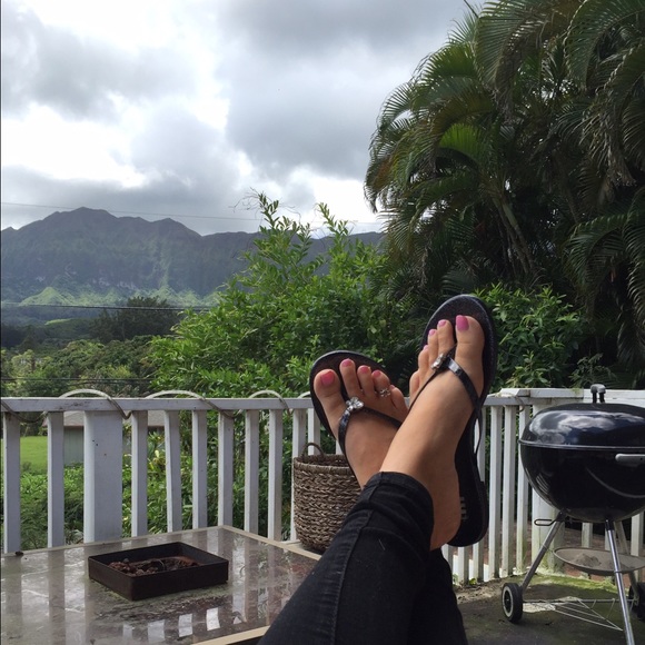 🔴SOLD LOCALLY🔴AE Black Flip Flops - Picture 2 of 3