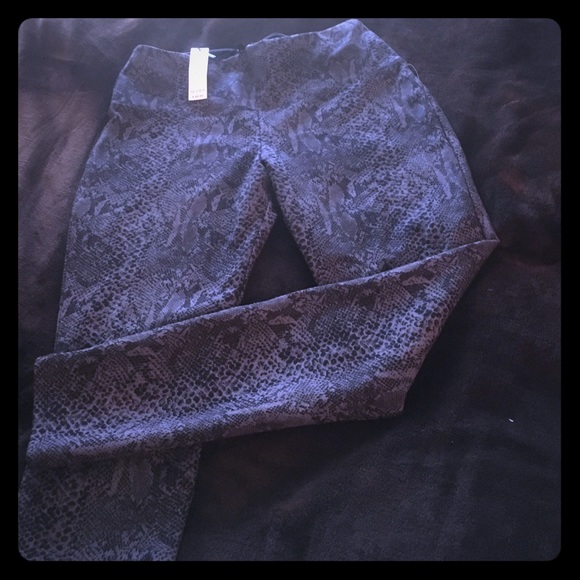 🌞Adorable snake print leggings!!!🌞