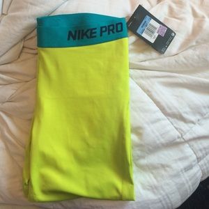 NWT Nike Pro Capri