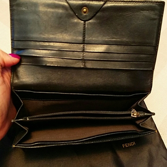 👛💯AUTHENTIC FENDI WALLET👛 - Picture 3 of 4