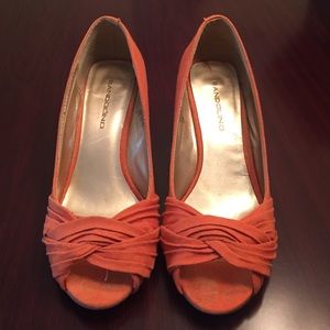 Bandolino peep toe wedges