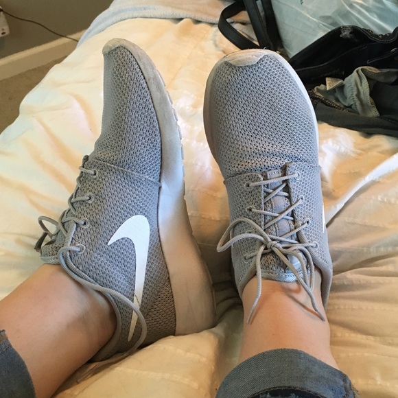 Nike Shoes - Light grey roshe runs