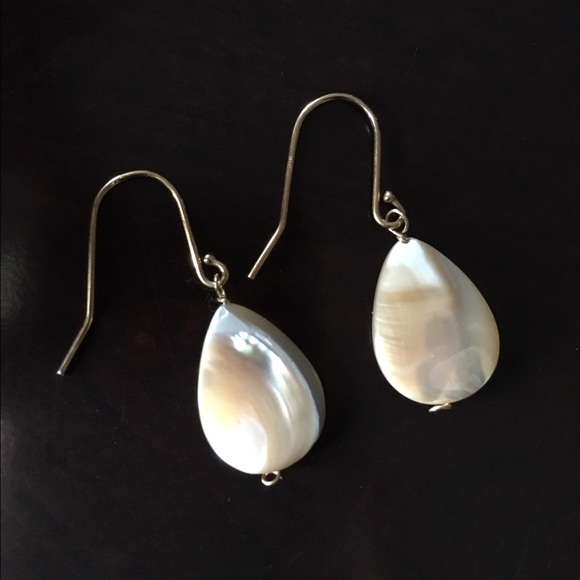 Mother of pearl tear drop earrings - Picture 2 of 5