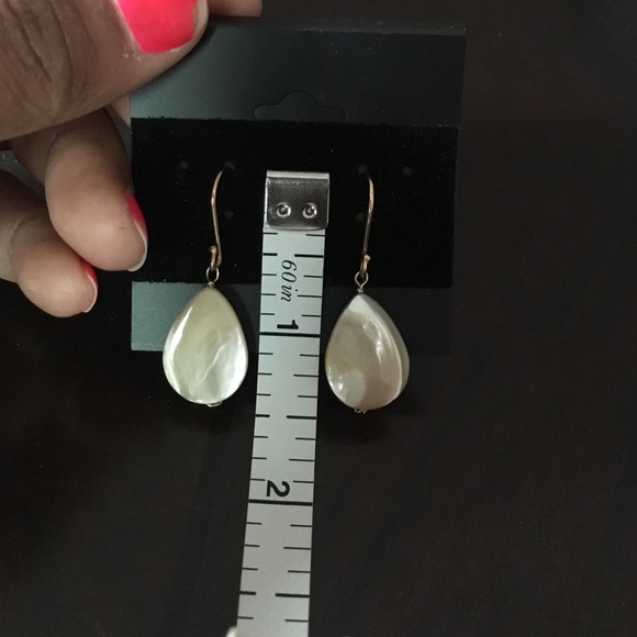 Mother of pearl tear drop earrings - Picture 4 of 5