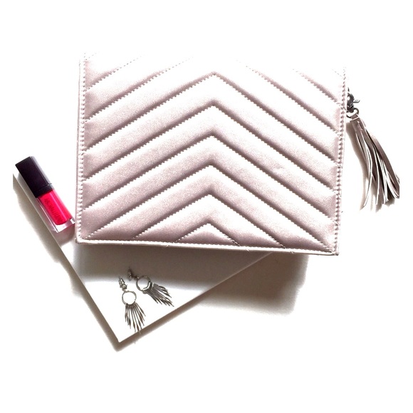 Neiman Marcus Silver Quilted Clutch - Picture 1 of 2
