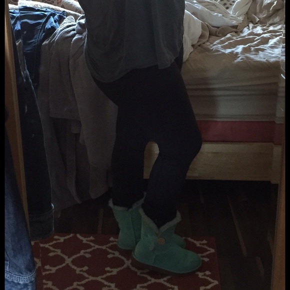 NWOT Teal W/ Bailey Button Uggs - Picture 4 of 4