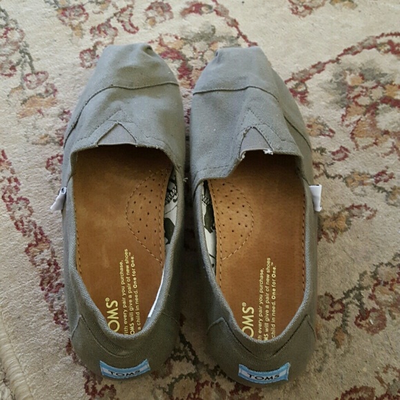 BRAND NEW WOMEN US SIZE 8.5 OLIVE GREEN TOMS