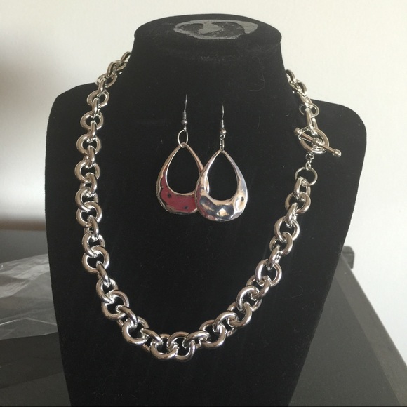 Jewelry - 🎉NEW🎉Unchain My Heart-Necklace and Earring Set