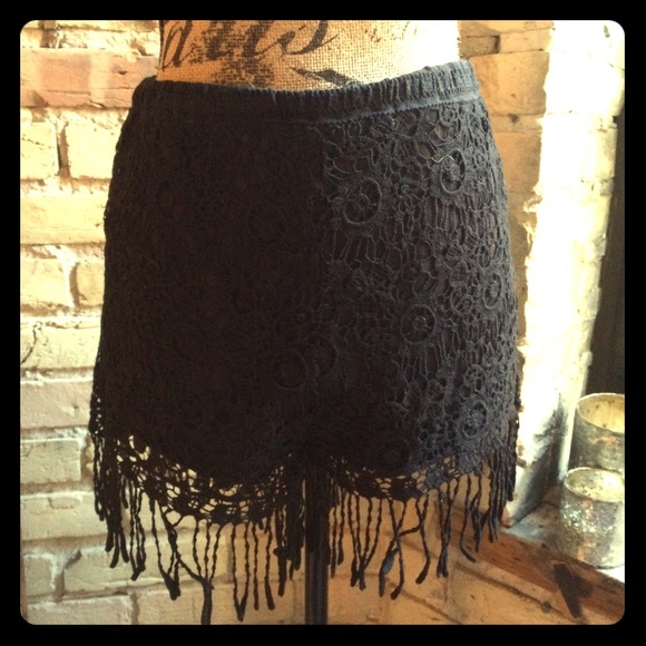 Lush high waisted lace fringe shorts