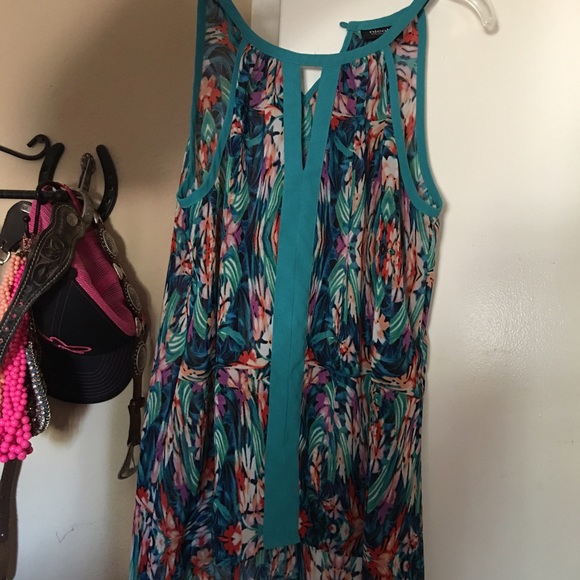 Floral tank top xs but fits a medium