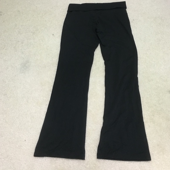 black yoga pants