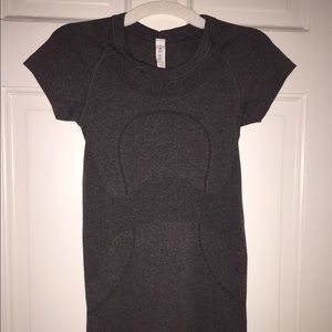heathered black swiftly tech short sleeve crew