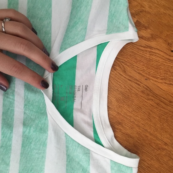 GAP Unique Essential Crew Tee - Picture 2 of 3