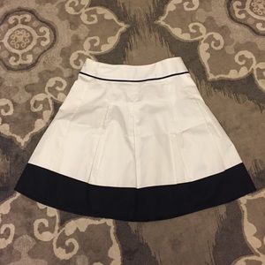 The limited white/black skirt