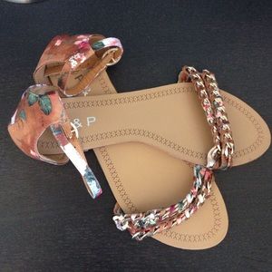 Floral sandals with chain detail
