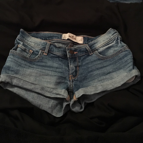 Medium wash low rise shorts - Picture 1 of 3